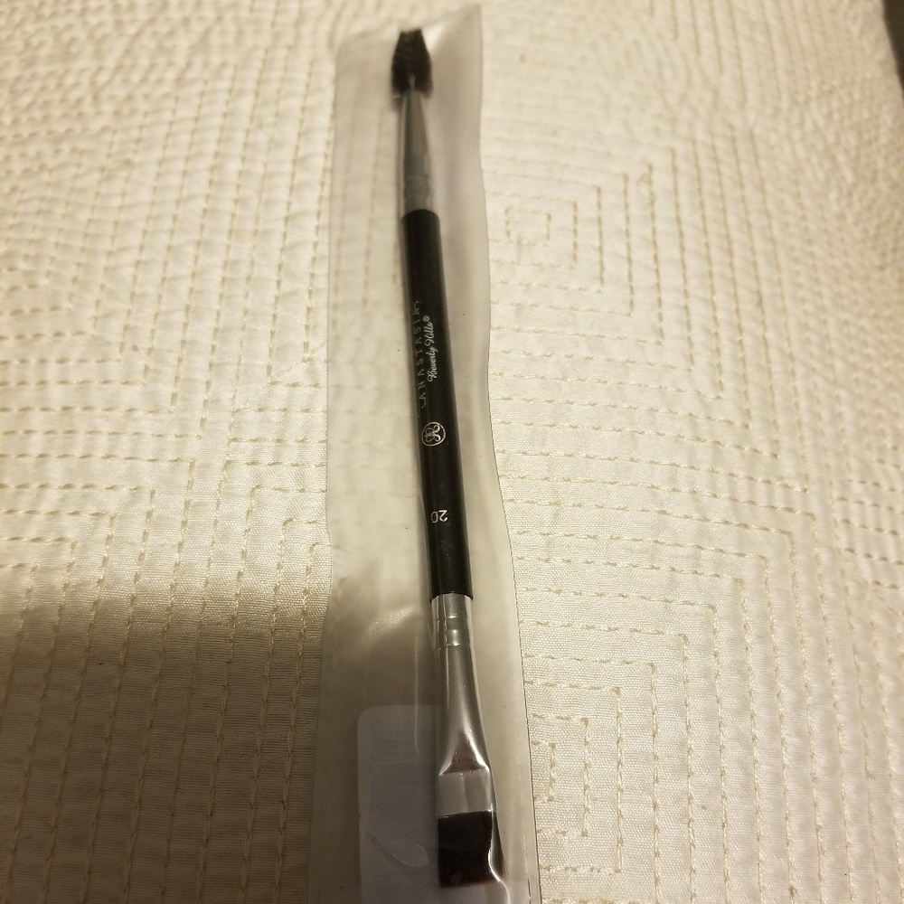 Anastasia Beverly Hills brush 20